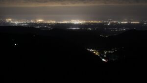 Dieses Bild zeigt eine Webcam-Aufnahme vom Achertal, aufgenommen am Samstag, den 18.04.2026 um 04:00 Uhr. Die Temperatur betrug 12.1°C.