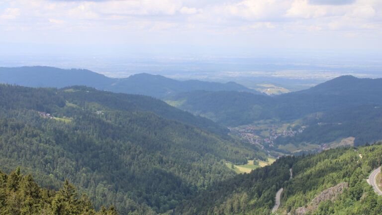 Dieses Bild zeigt eine Webcam-Aufnahme vom Achertal, aufgenommen am Freitag, den 23.05.2025 um 12:40 Uhr. Die Temperatur betrug 7°C.