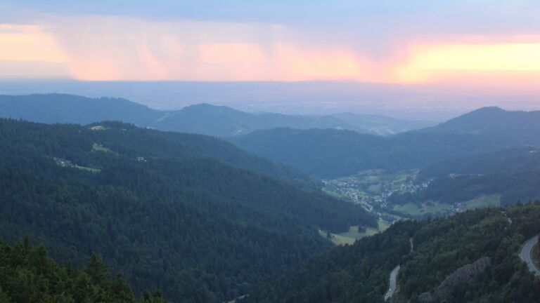 Dieses Bild zeigt eine Webcam-Aufnahme vom Achertal, aufgenommen am Sonntag, den 13.07.2025 um 21:10 Uhr. Die Temperatur betrug 20°C.