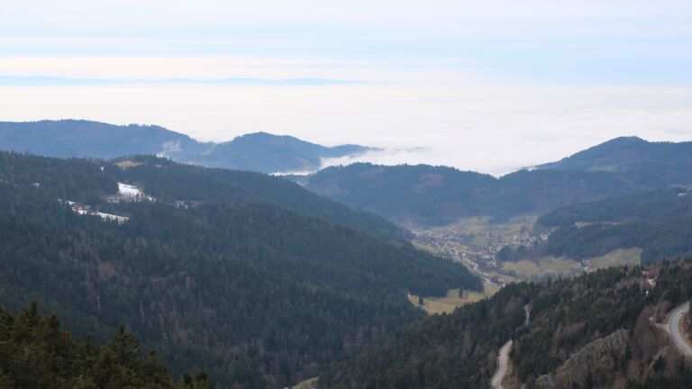 Dieses Bild zeigt eine Webcam-Aufnahme vom Achertal, aufgenommen am Mittwoch, den 04.02.2026 um 14:50 Uhr. Die Temperatur betrug 2.1°C.