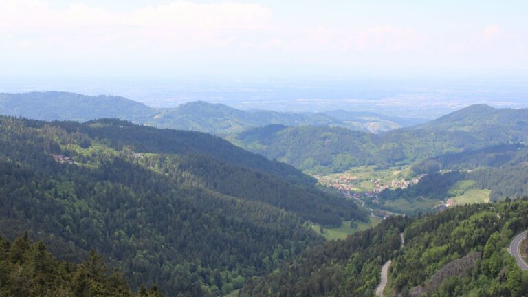 Dieses Bild zeigt eine Webcam-Aufnahme vom Achertal, aufgenommen am Montag, den 12.05.2025 um 13:40 Uhr. Die Temperatur betrug 16°C.