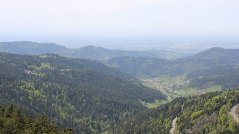 Dieses Bild zeigt eine Webcam-Aufnahme vom Achertal, aufgenommen am Dienstag, den 28.04.2026 um 14:10 Uhr. Die Temperatur betrug 14.7°C.