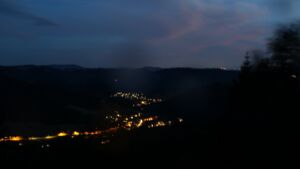 Dieses Bild zeigt eine Webcam-Aufnahme vom Achertal, aufgenommen am Donnerstag, den 16.07.2026 um 22:30 Uhr. Die Temperatur betrug 17.7°C.