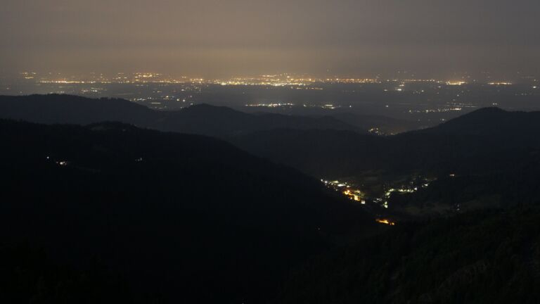 Dieses Bild zeigt eine Webcam-Aufnahme vom Achertal, aufgenommen am Sonntag, den 15.06.2025 um 03:10 Uhr. Die Temperatur betrug 19.2°C.