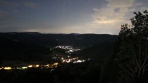 Dieses Bild zeigt eine Webcam-Aufnahme vom Achertal, aufgenommen am Donnerstag, den 06.08.2026 um 01:30 Uhr. Die Temperatur betrug 20.4°C.