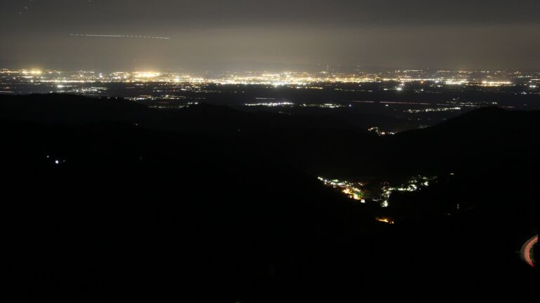 Dieses Bild zeigt eine Webcam-Aufnahme vom Achertal, aufgenommen am Sonntag, den 19.04.2026 um 22:30 Uhr. Die Temperatur betrug 5.8°C.