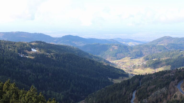 Dieses Bild zeigt eine Webcam-Aufnahme vom Achertal, aufgenommen am Samstag, den 07.02.2026 um 12:50 Uhr. Die Temperatur betrug 8.3°C.