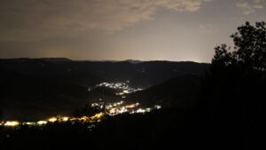 Dieses Bild zeigt eine Webcam-Aufnahme vom Achertal, aufgenommen am Samstag, den 15.08.2026 um 22:30 Uhr. Die Temperatur betrug 27.8°C.