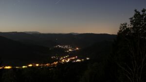 Dieses Bild zeigt eine Webcam-Aufnahme vom Achertal, aufgenommen am Montag, den 27.07.2026 um 22:50 Uhr. Die Temperatur betrug 16.9°C.