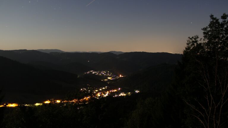 Dieses Bild zeigt eine Webcam-Aufnahme vom Achertal, aufgenommen am Montag, den 27.07.2026 um 22:50 Uhr. Die Temperatur betrug 16.9°C.