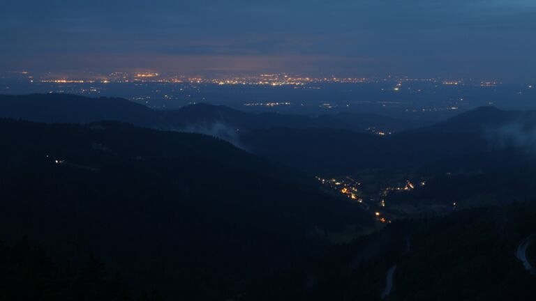 Dieses Bild zeigt eine Webcam-Aufnahme vom Achertal, aufgenommen am Sonntag, den 15.06.2025 um 22:20 Uhr. Die Temperatur betrug 9.9°C.