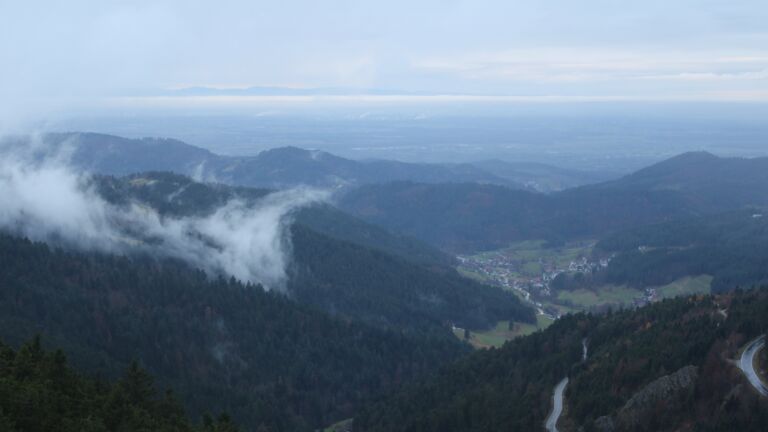 Dieses Bild zeigt eine Webcam-Aufnahme vom Achertal, aufgenommen am Sonntag, den 16.11.2025 um 16:30 Uhr. Die Temperatur betrug 5.9°C.
