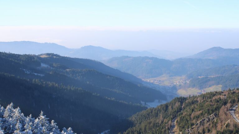 Dieses Bild zeigt eine Webcam-Aufnahme vom Achertal, aufgenommen am Freitag, den 26.12.2025 um 13:10 Uhr. Die Temperatur betrug 1.9°C.