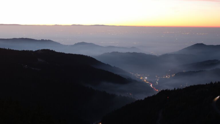 Dieses Bild zeigt eine Webcam-Aufnahme vom Achertal, aufgenommen am Samstag, den 27.12.2025 um 17:30 Uhr. Die Temperatur betrug 3.4°C.