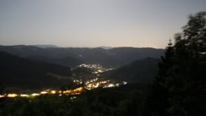 Dieses Bild zeigt eine Webcam-Aufnahme vom Achertal, aufgenommen am Montag, den 25.05.2026 um 23:20 Uhr. Die Temperatur betrug 22°C.