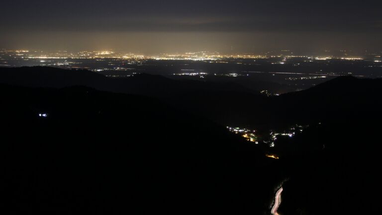 Dieses Bild zeigt eine Webcam-Aufnahme vom Achertal, aufgenommen am Freitag, den 20.03.2026 um 04:30 Uhr. Die Temperatur betrug 2.4°C.