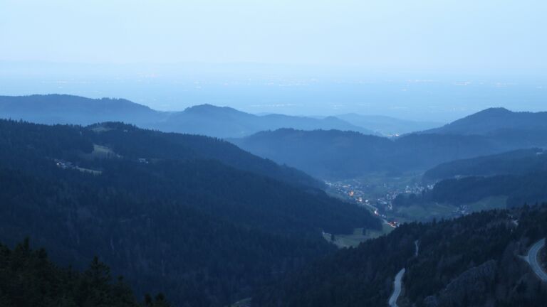 Dieses Bild zeigt eine Webcam-Aufnahme vom Achertal, aufgenommen am Freitag, den 06.03.2026 um 18:40 Uhr. Die Temperatur betrug 10.5°C.