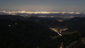 Dieses Bild zeigt eine Webcam-Aufnahme vom Achertal, aufgenommen am Sonntag, den 01.03.2026 um 21:00 Uhr. Die Temperatur betrug 3.6°C.