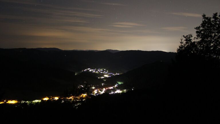 Dieses Bild zeigt eine Webcam-Aufnahme vom Achertal, aufgenommen am Donnerstag, den 23.07.2026 um 03:40 Uhr. Die Temperatur betrug 12.8°C.