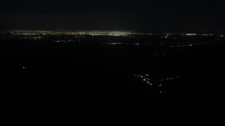 Dieses Bild zeigt eine Webcam-Aufnahme vom Achertal, aufgenommen am Freitag, den 29.08.2025 um 05:30 Uhr. Die Temperatur betrug 9.9°C.