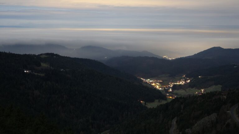 Dieses Bild zeigt eine Webcam-Aufnahme vom Achertal, aufgenommen am Mittwoch, den 03.12.2025 um 20:30 Uhr. Die Temperatur betrug 4.2°C.