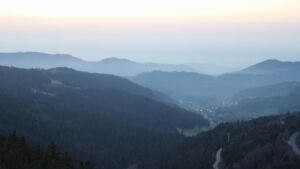 Dieses Bild zeigt eine Webcam-Aufnahme vom Achertal, aufgenommen am Samstag, den 07.03.2026 um 18:20 Uhr. Die Temperatur betrug 10.6°C.