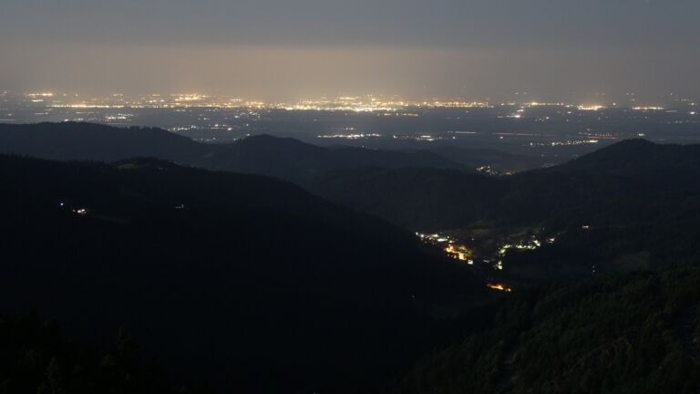 Dieses Bild zeigt eine Webcam-Aufnahme vom Achertal, aufgenommen am Donnerstag, den 12.06.2025 um 02:10 Uhr. Die Temperatur betrug 12.6°C.