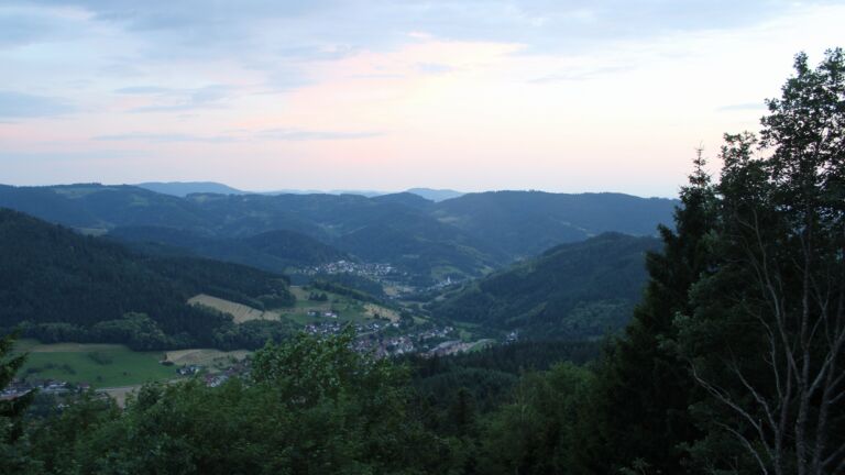 Dieses Bild zeigt eine Webcam-Aufnahme vom Achertal, aufgenommen am Sonntag, den 21.06.2026 um 21:40 Uhr. Die Temperatur betrug 26.4°C.