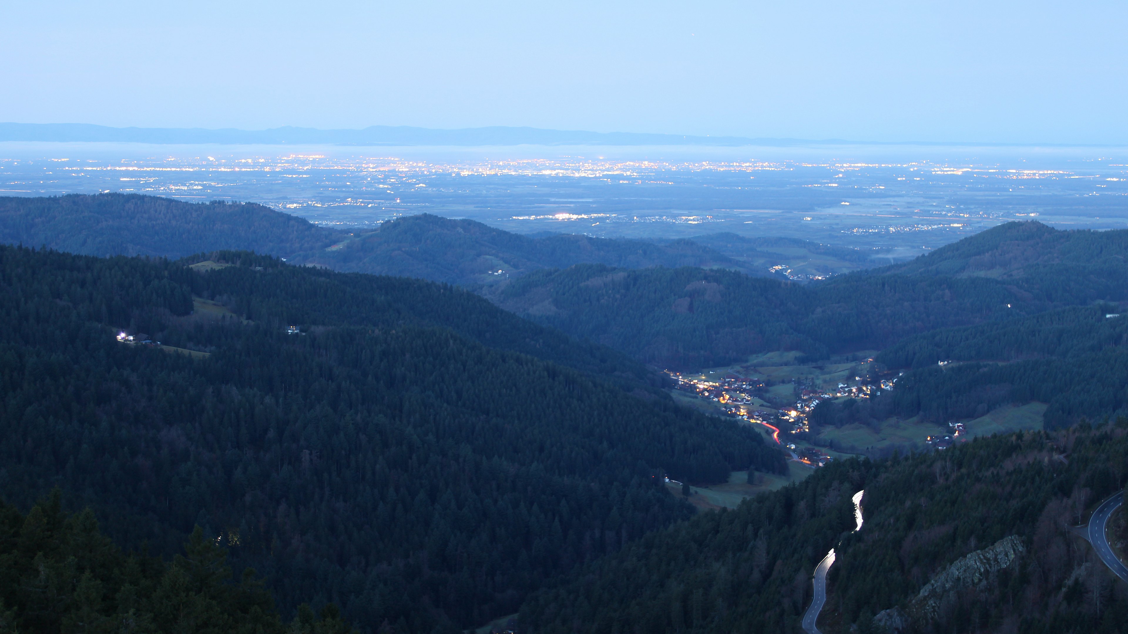 Dieses Bild zeigt eine Webcam-Aufnahme vom Achertal, aufgenommen am Dienstag, den 09.12.2025 um 07:30 Uhr. Die Temperatur betrug 9.9°C.