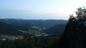 Dieses Bild zeigt eine Webcam-Aufnahme vom Achertal, aufgenommen am Montag, den 10.08.2026 um 21:30 Uhr. Die Temperatur betrug 24.3°C.