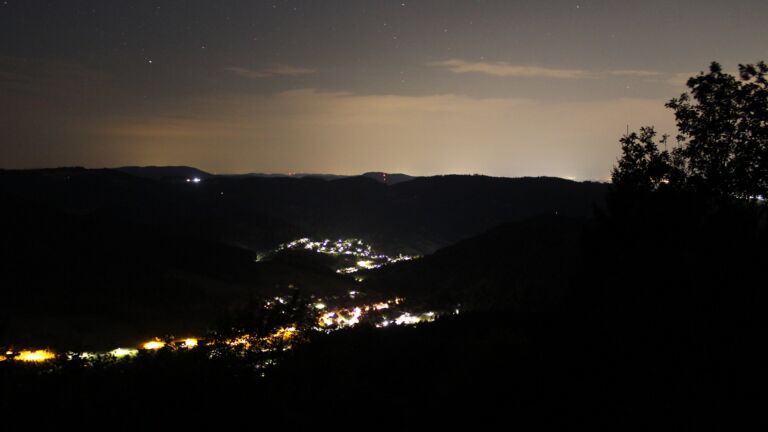 Dieses Bild zeigt eine Webcam-Aufnahme vom Achertal, aufgenommen am Samstag, den 15.08.2026 um 04:30 Uhr. Die Temperatur betrug 27.5°C.