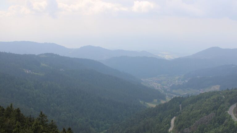 Dieses Bild zeigt eine Webcam-Aufnahme vom Achertal, aufgenommen am Donnerstag, den 22.05.2025 um 15:10 Uhr. Die Temperatur betrug 7.4°C.