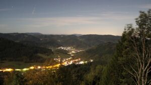 Dieses Bild zeigt eine Webcam-Aufnahme vom Achertal, aufgenommen am Mittwoch, den 28.10.2026 um 22:00 Uhr. Die Temperatur betrug 6.7°C.