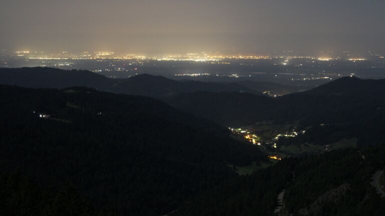 Dieses Bild zeigt eine Webcam-Aufnahme vom Achertal, aufgenommen am Mittwoch, den 13.08.2025 um 03:30 Uhr. Die Temperatur betrug 21.6°C.