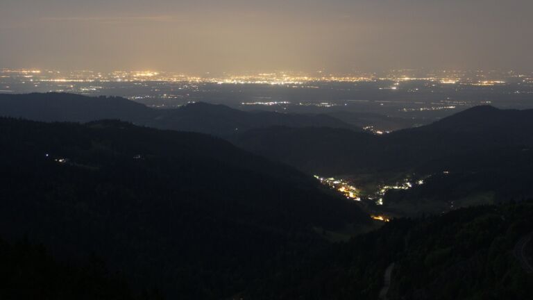 Dieses Bild zeigt eine Webcam-Aufnahme vom Achertal, aufgenommen am Donnerstag, den 08.05.2025 um 22:50 Uhr. Die Temperatur betrug 4.4°C.
