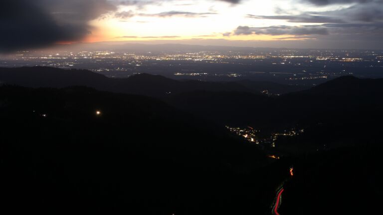 Dieses Bild zeigt eine Webcam-Aufnahme vom Achertal, aufgenommen am Samstag, den 25.10.2025 um 19:10 Uhr. Die Temperatur betrug 4.3°C.