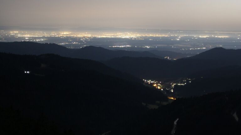 Dieses Bild zeigt eine Webcam-Aufnahme vom Achertal, aufgenommen am Freitag, den 27.02.2026 um 03:30 Uhr. Die Temperatur betrug 10.5°C.