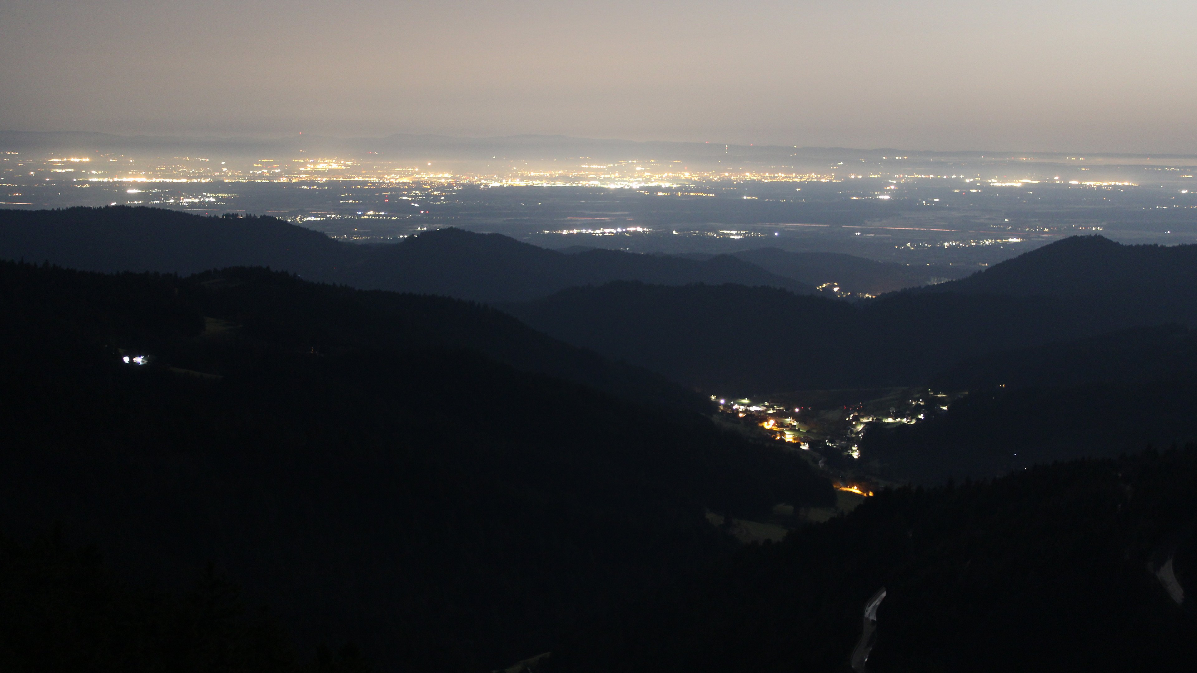 Dieses Bild zeigt eine Webcam-Aufnahme vom Achertal, aufgenommen am Freitag, den 27.02.2026 um 03:30 Uhr. Die Temperatur betrug 10.5°C.