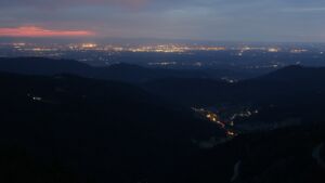 Dieses Bild zeigt eine Webcam-Aufnahme vom Achertal, aufgenommen am Dienstag, den 15.07.2025 um 22:10 Uhr. Die Temperatur betrug 13.2°C.