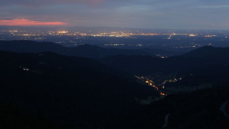 Dieses Bild zeigt eine Webcam-Aufnahme vom Achertal, aufgenommen am Dienstag, den 15.07.2025 um 22:10 Uhr. Die Temperatur betrug 13.2°C.