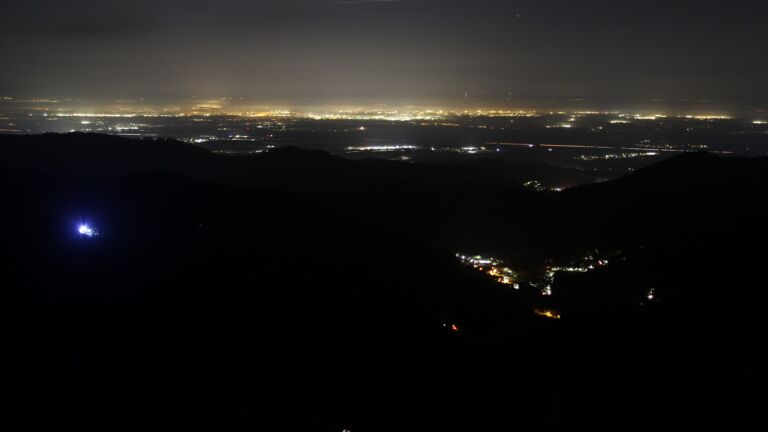 Dieses Bild zeigt eine Webcam-Aufnahme vom Achertal, aufgenommen am Donnerstag, den 18.12.2025 um 04:30 Uhr. Die Temperatur betrug 4.8°C.