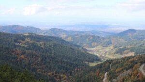 Dieses Bild zeigt eine Webcam-Aufnahme vom Achertal, aufgenommen am Samstag, den 18.10.2025 um 12:20 Uhr. Die Temperatur betrug 6.4°C.