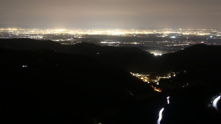 Dieses Bild zeigt eine Webcam-Aufnahme vom Achertal, aufgenommen am Donnerstag, den 13.11.2025 um 19:30 Uhr. Die Temperatur betrug 15.7°C.