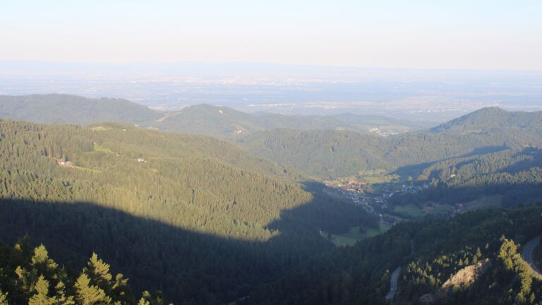 Dieses Bild zeigt eine Webcam-Aufnahme vom Achertal, aufgenommen am Montag, den 25.08.2025 um 07:40 Uhr. Die Temperatur betrug 12.4°C.