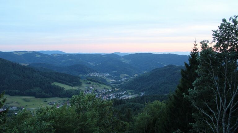 Dieses Bild zeigt eine Webcam-Aufnahme vom Achertal, aufgenommen am Freitag, den 24.07.2026 um 21:10 Uhr. Die Temperatur betrug 20.8°C.
