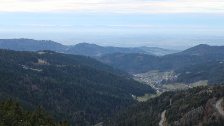 Dieses Bild zeigt eine Webcam-Aufnahme vom Achertal, aufgenommen am Dienstag, den 02.12.2025 um 16:20 Uhr. Die Temperatur betrug 4.8°C.