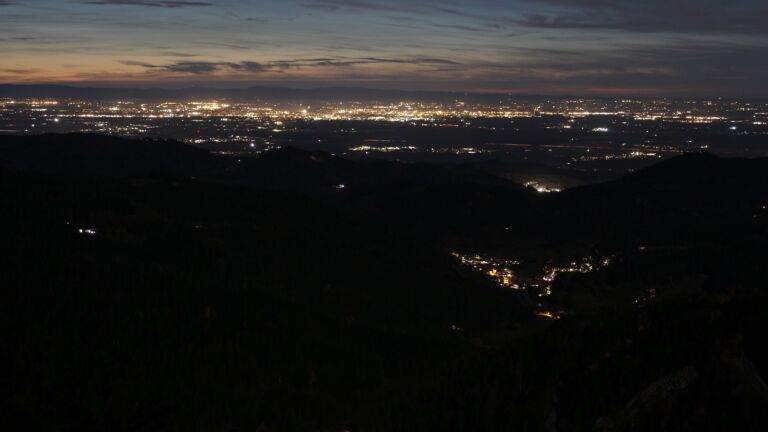 Dieses Bild zeigt eine Webcam-Aufnahme vom Achertal, aufgenommen am Dienstag, den 04.11.2025 um 18:20 Uhr. Die Temperatur betrug 11.1°C.