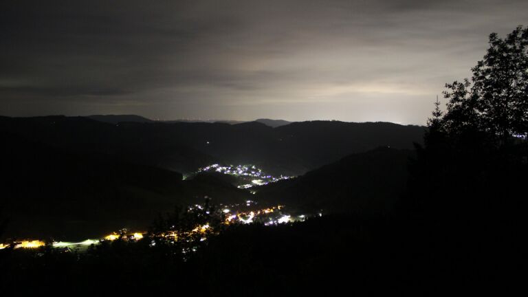 Dieses Bild zeigt eine Webcam-Aufnahme vom Achertal, aufgenommen am Donnerstag, den 21.05.2026 um 01:00 Uhr. Die Temperatur betrug 11.9°C.