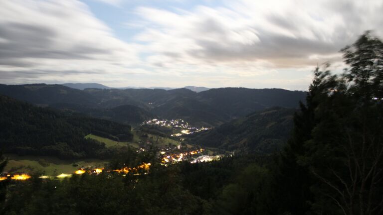 Dieses Bild zeigt eine Webcam-Aufnahme vom Achertal, aufgenommen am Sonntag, den 30.08.2026 um 05:10 Uhr. Die Temperatur betrug 16°C.