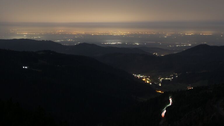 Dieses Bild zeigt eine Webcam-Aufnahme vom Achertal, aufgenommen am Samstag, den 07.03.2026 um 03:30 Uhr. Die Temperatur betrug 10.6°C.